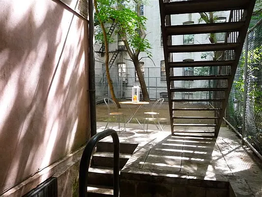 Rented by Perry Associates NYC Inc | media 26