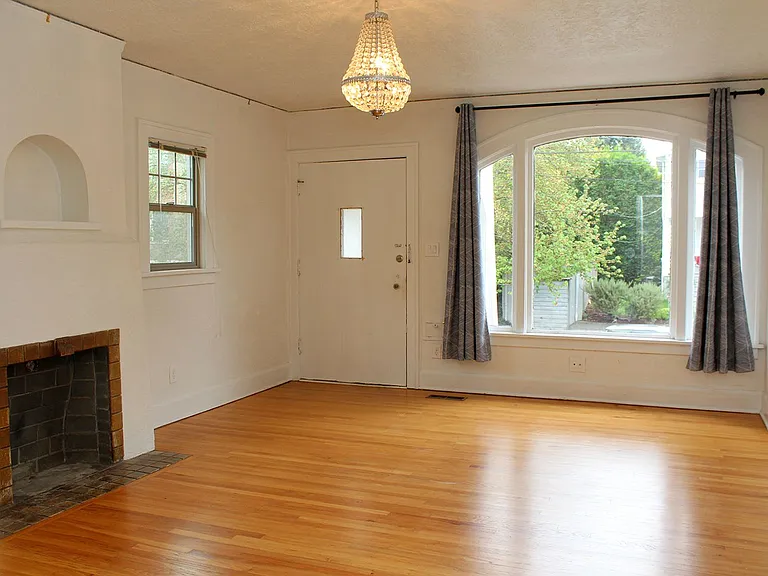 Gorgeous Remodeled Belmont 1 Bedroom with Garage! — Photo 7