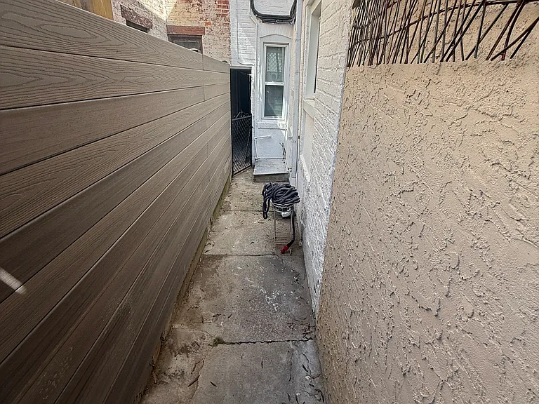 2013 Fleet St — Photo 20