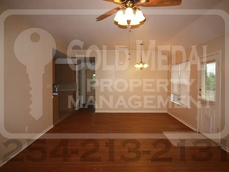 217 Janelle Dr — Photo 2