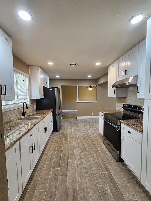 Building Photo - 1430 Queens Cir