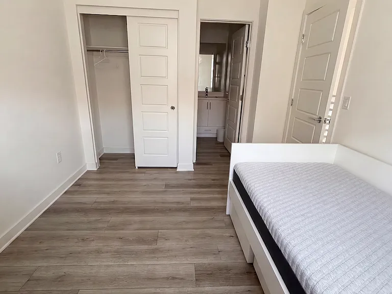 3rd floor 
- secondary room
- full view