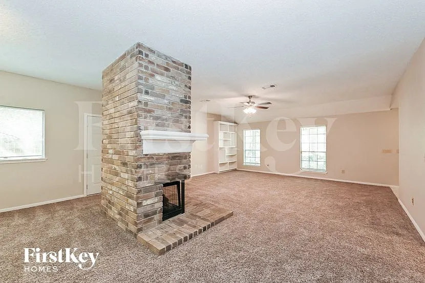 3 bed, 2.0 bath, 1696 sqft, $1,885 — Photo 2