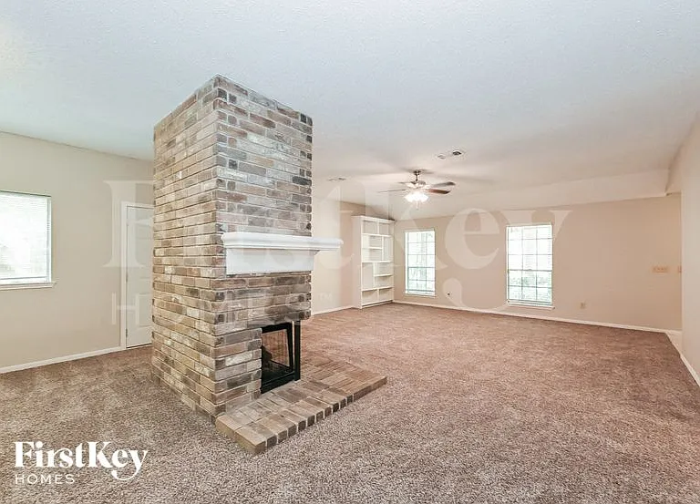 50 Rockridge Dr — Photo 2