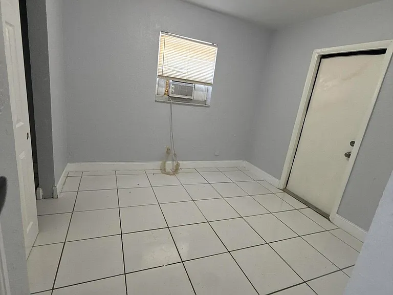 720 SW 7th St #4 — Photo 5