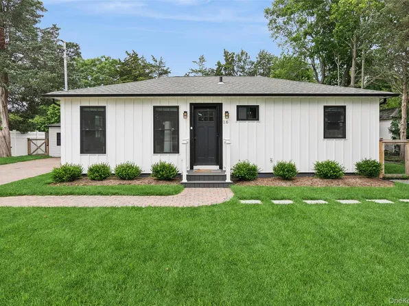 16 Winnie Road, Center Moriches, NY 11934