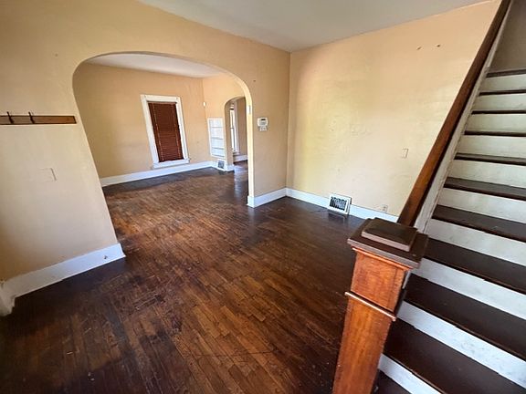 2nd image of 806 Pearl St