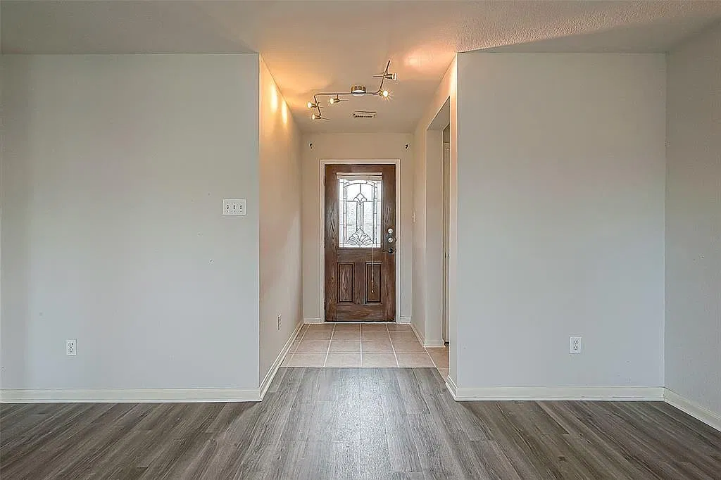 3 bed, 2.5 bath, 1684 sqft, $2,100 — Photo 4
