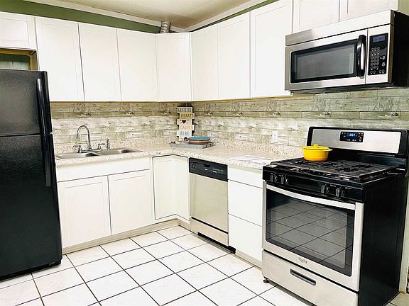 3rd image of 1038 N Ash St