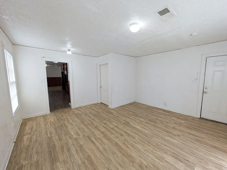 1810 Roberts St — Photo 4