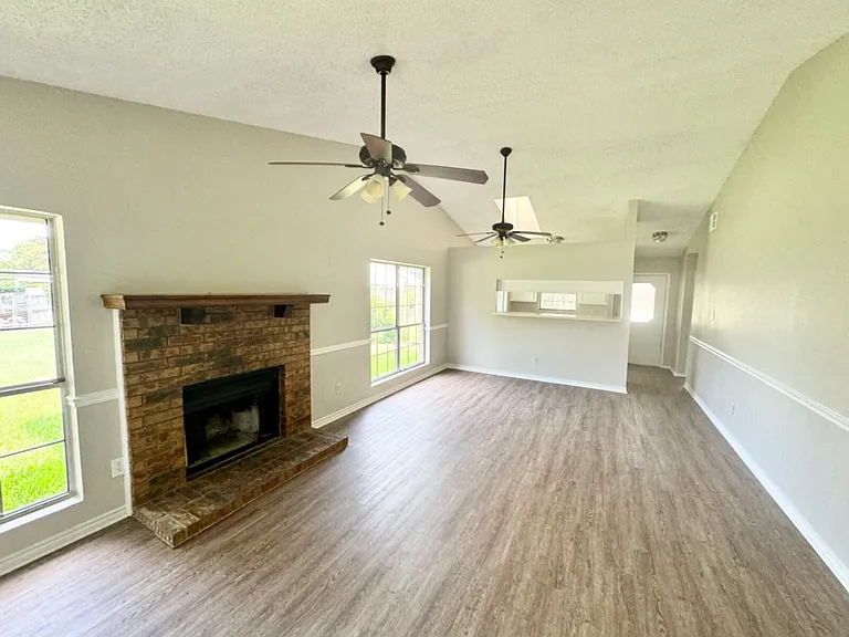 821 Colchester Dr — Photo 3