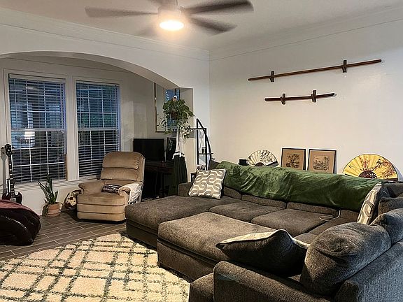 Living room - angle 2