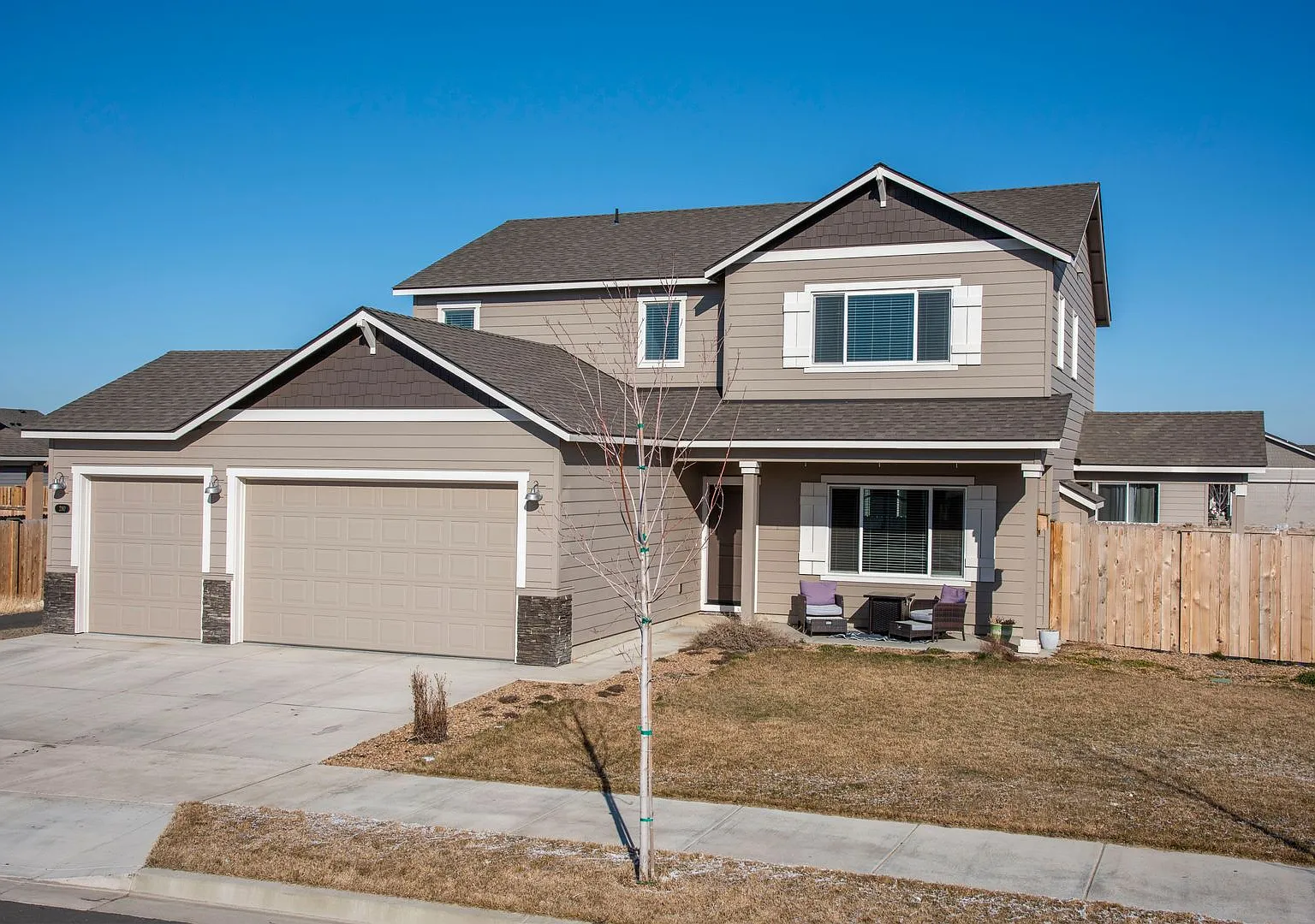 Beautiful 4 bedroom home in desirable Madras OR — Photo 1