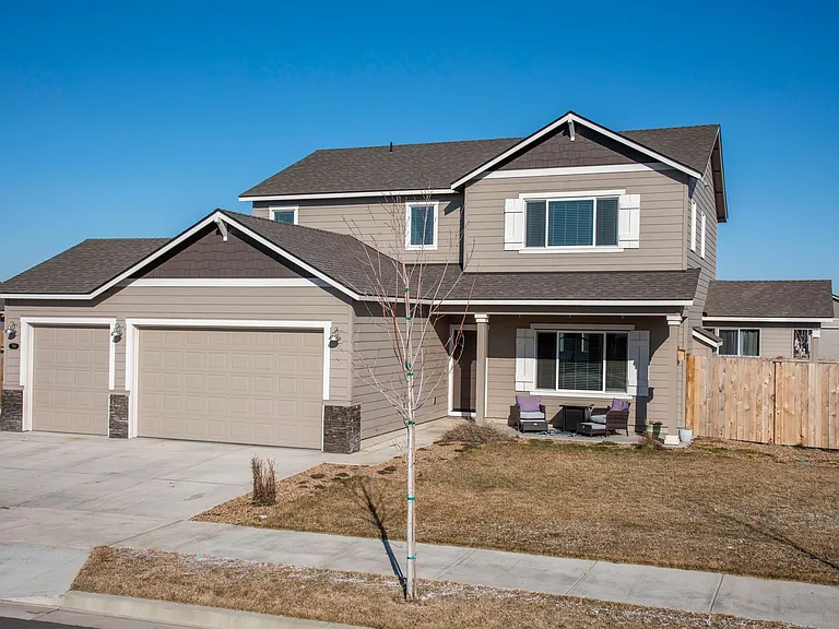 280 NW Double Eagle Ave — Photo 1