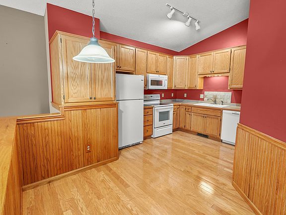 4th image of 937 14th Ln SE