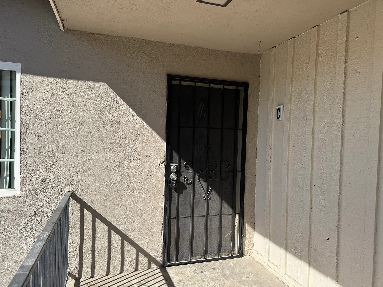 2 bed, 845 sqft, $2,400 — Photo 2