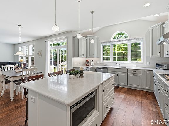 5th image of 33 South Crossing Way