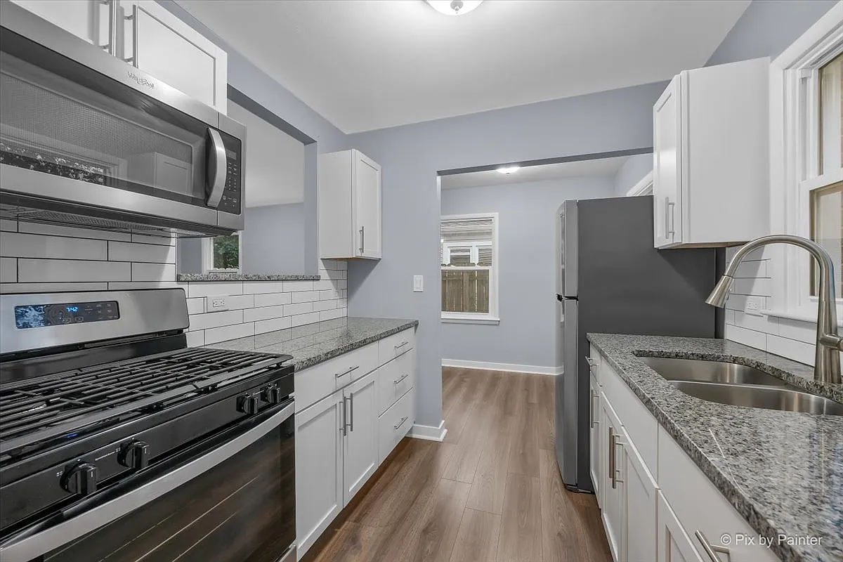 3 bed, 875 sqft, $2,490 — Photo 2