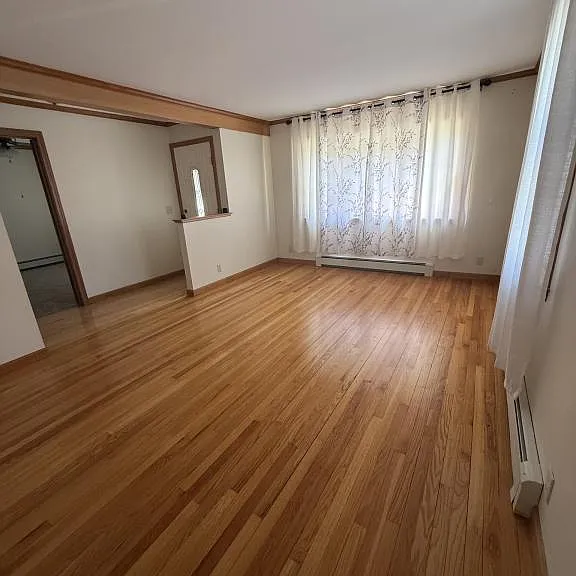 1878 Riverside Dr — Photo 2