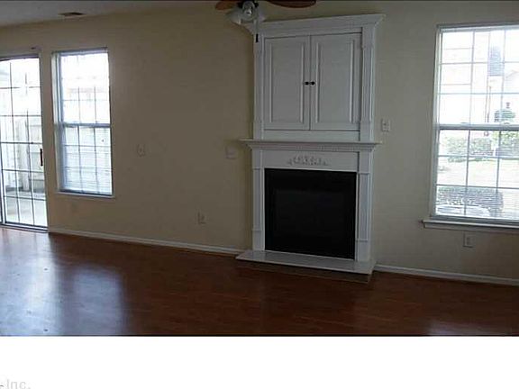 3rd image of 5868 Ludington Dr