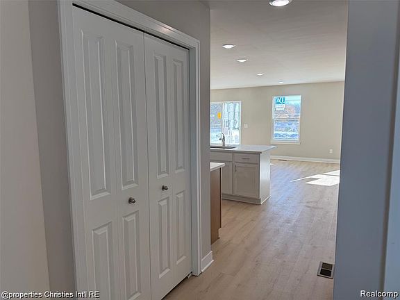 3rd image of 126 Parsons Ln