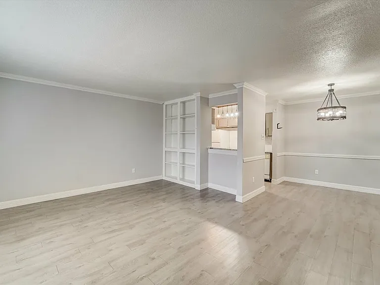 Del Mar Apartments — Photo 24