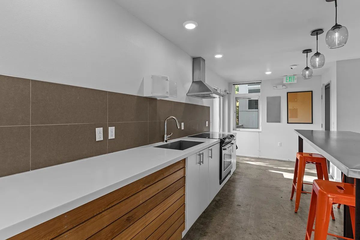 Photo 2 of 25 - Discover Horizon Phinney! - Seattle, WA Building Photo - Discover Horizon Phinney!