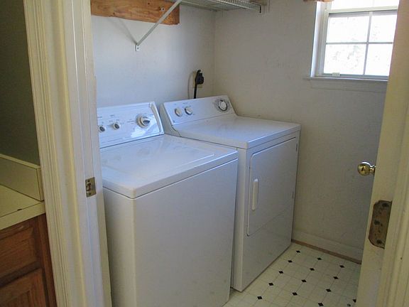 3rd image of 218C Fernwood Pl