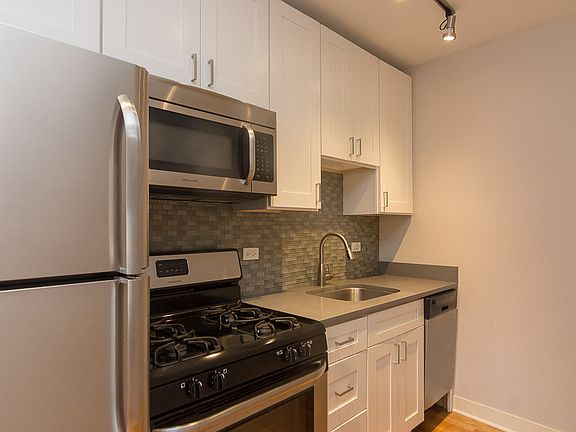 3rd image of 2420 N Kedzie Blvd #411