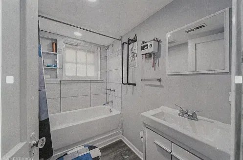 7038 S Woodlawn Ave — Photo 4