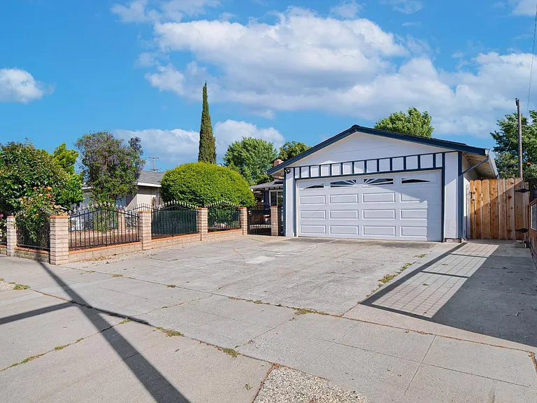 2602 Pendragon Ln — Photo 1