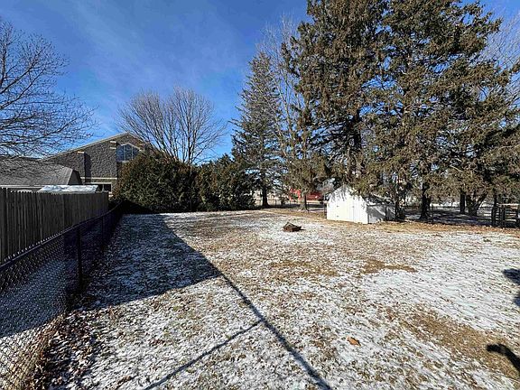 4th image of 303 1st St