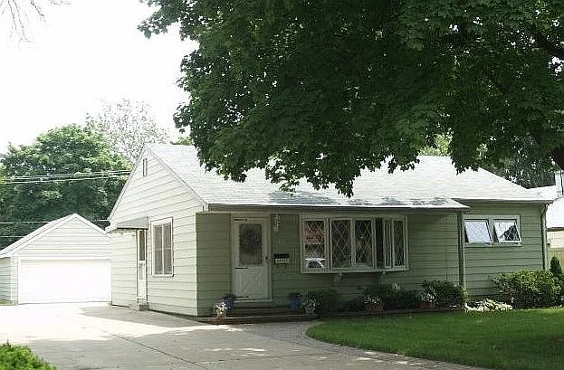 225 Lincoln St photo 1
