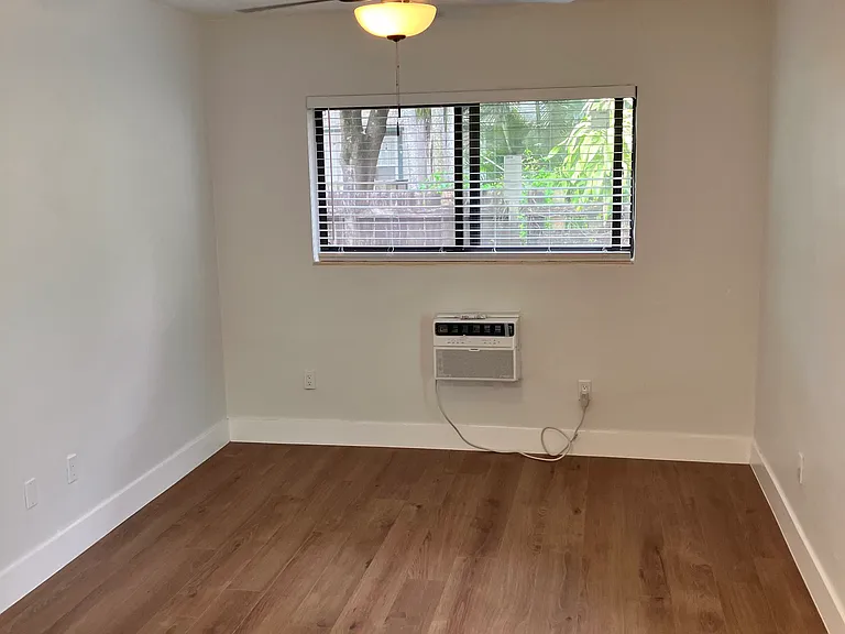 710 NE 122nd St #7 — Photo 10