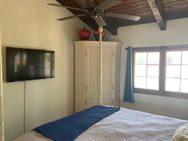 Bed Room w TV