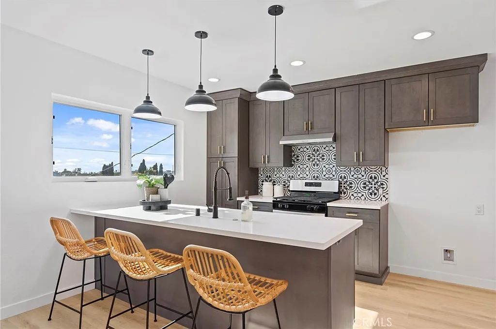 2 bed, 2.5 bath, 1400 sqft, $3,270 — Photo 2