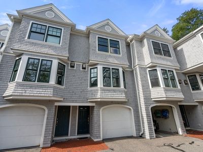 794 E 7th St APT H, South Boston, MA, 02127