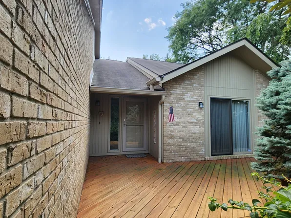 4125 Foxpointe Dr, West Bloomfield, MI 48323