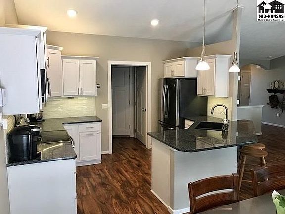 4th image of 4 Bluestem Dr