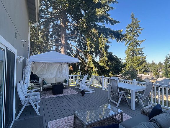 Large back trex-wood deck