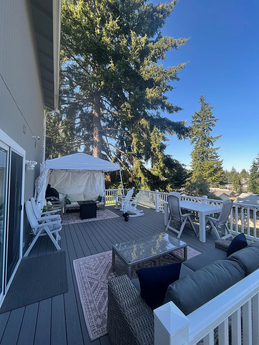 Large back trex-wood deck - 6651 Sonia St