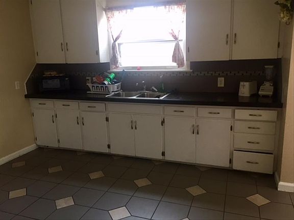5th image of 372 Gladstone St