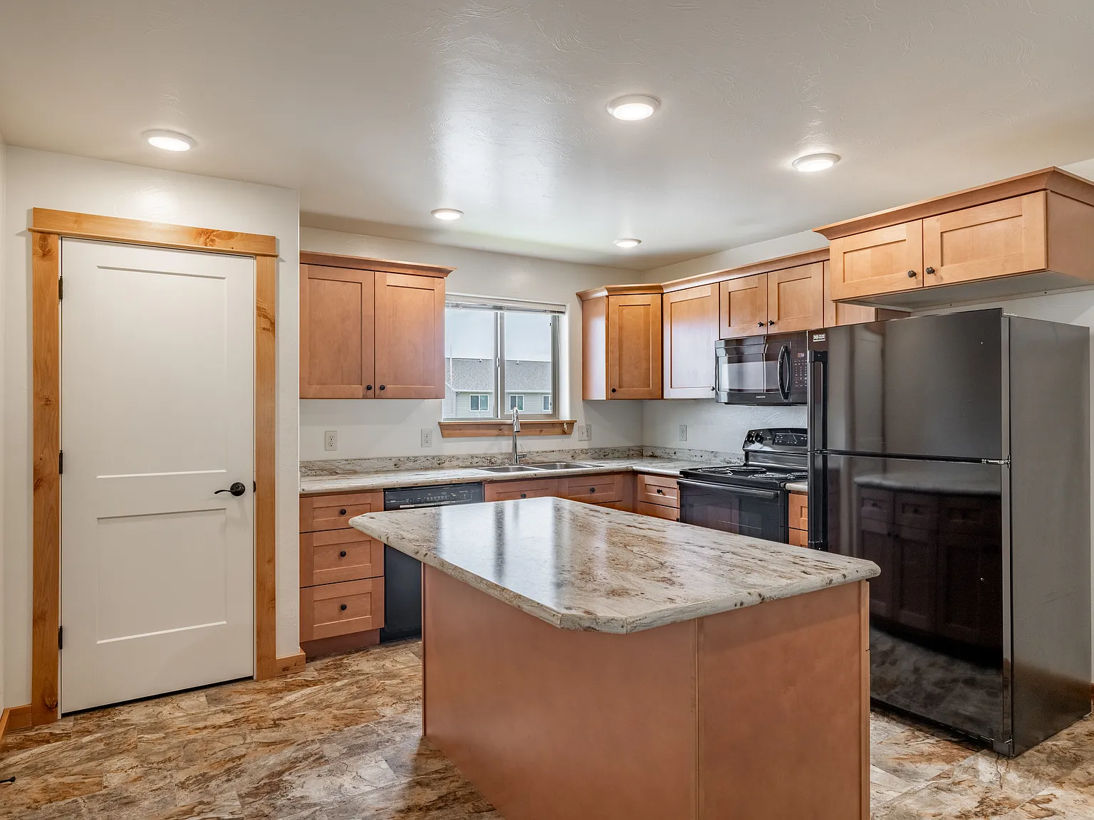 2 bed, 987 sqft, $1,650 — Photo 1