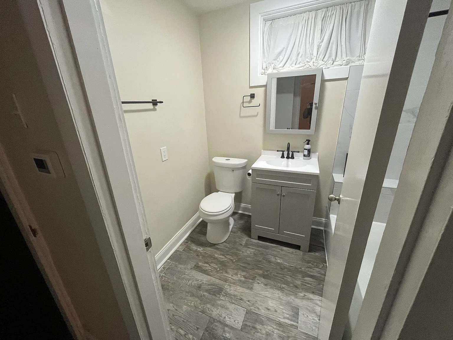 3 bed, 1.5 bath, 1900 sqft, $2,150 — Photo 3
