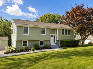 6 Algonquin Dr, Middletown, RI 02842