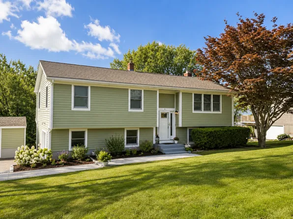 6 Algonquin Dr, Middletown, RI 02842