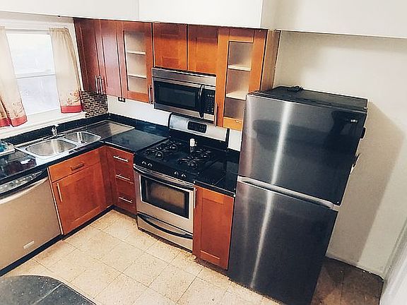 3rd image of 939 E 215th St