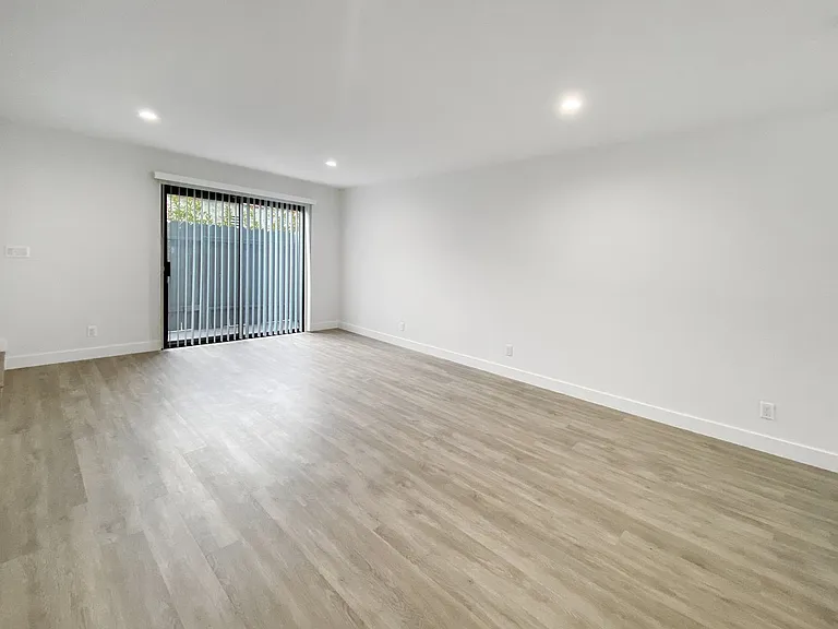 2 Bed, 2.5 Bath Townhouse Unit * North Glendale * Washer Dryer — Photo 13