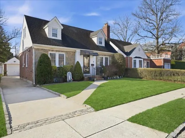 18 Durham Rd, New Hyde Park, NY 11040