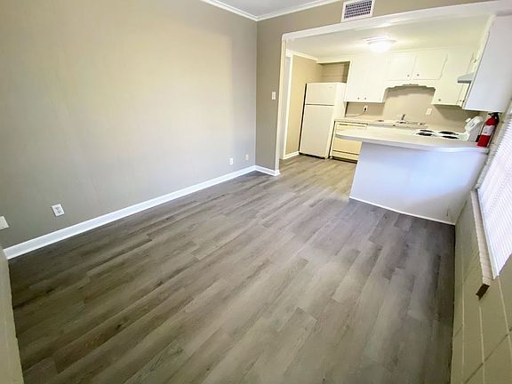 3rd image of 419 Clarence St #4
